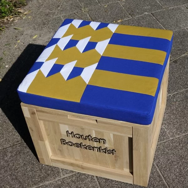 Boekenkist met wapen van Houten