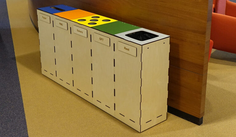 Afvalbakken in gemeentehuis