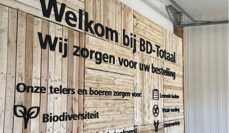 Welkomst-palletwand met 3D-tekst